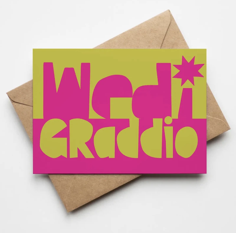 Wedi graddio /Graduated Pink text