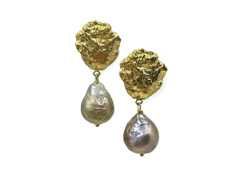 Large oyster studs with golden pearls in gold plated finish