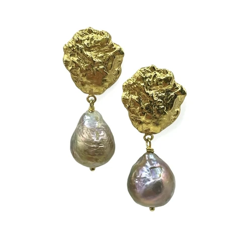 Large oyster studs with golden pearls in gold plated finish