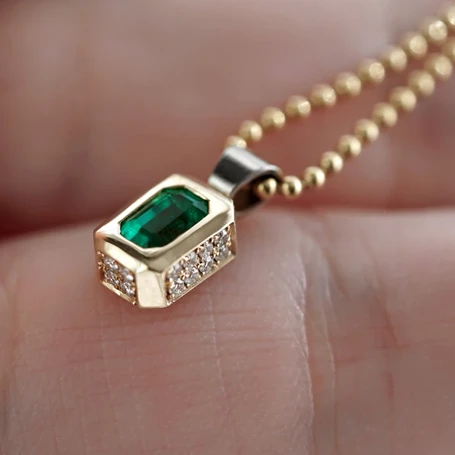 lena-cohen-jewellery-emerald-pendant-necklace-18k-gold