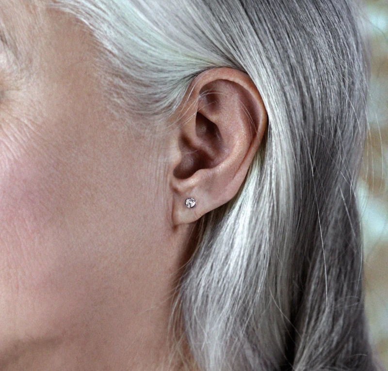 diamond-studs-for-older-ears-thin-earlobe-aging-women-18k-gold-earrings-lena-coh