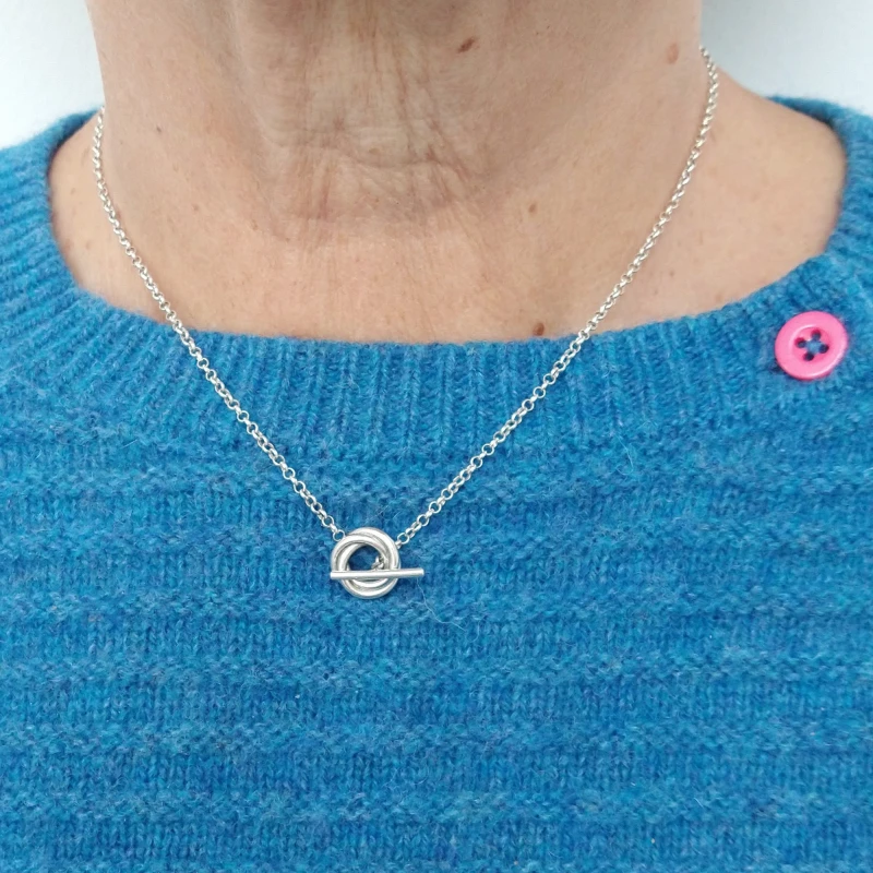 Modern Rose T-Bar Chain Necklace 